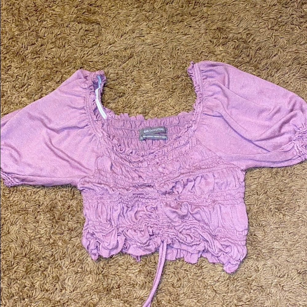 Cinched puff sleeve going out top